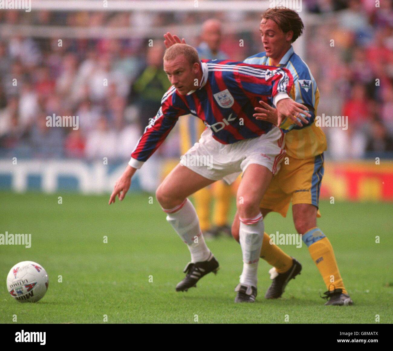 Soccer - FA Carling Premiership - Crystal Palace / Chelsea.Neil Emblen de Crystal Palace (à gauche) protège le ballon de Mark Nicholls, Chelsea (à droite) Banque D'Images