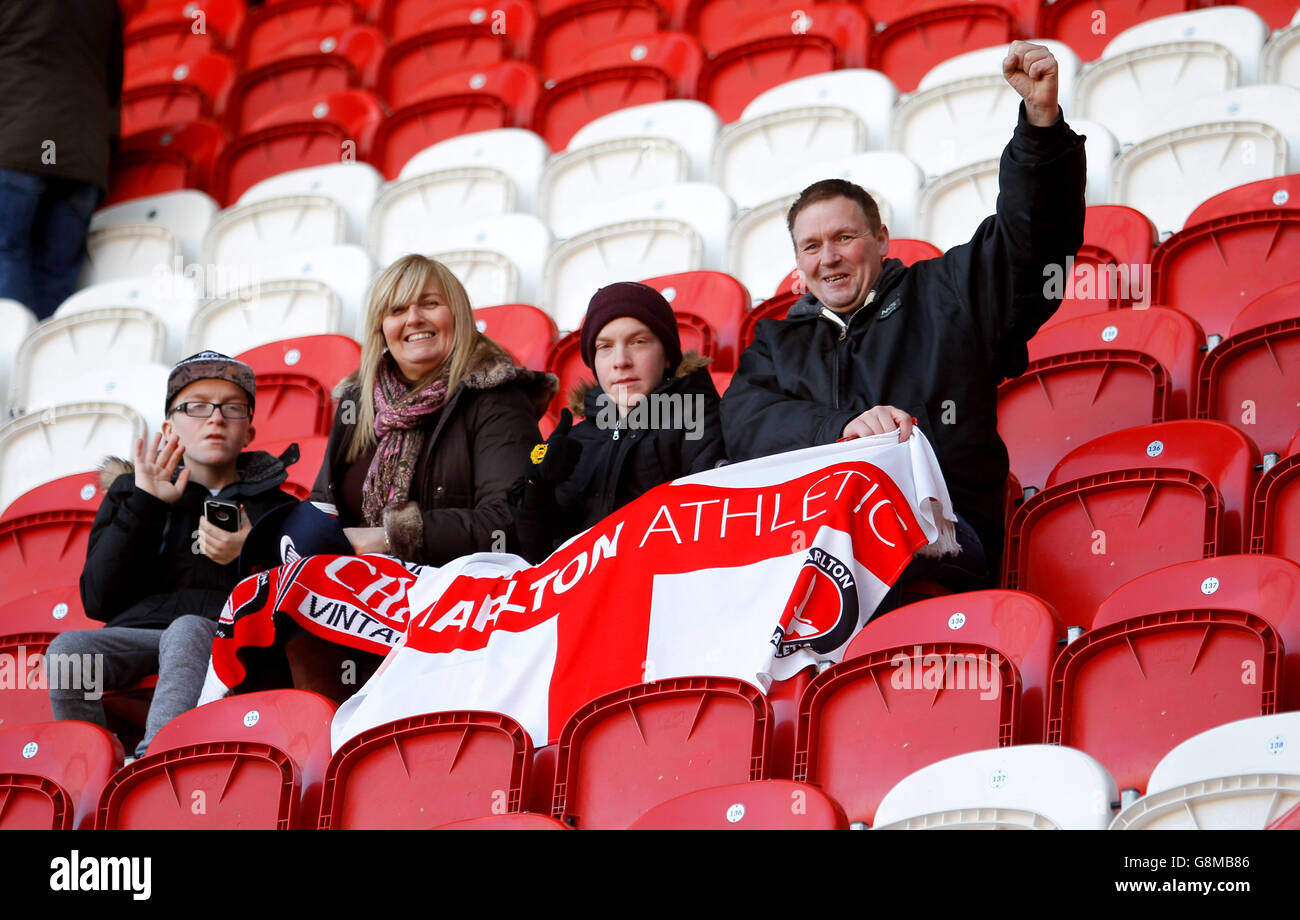 Les fans de Charlton au stade Aesseal New York de Rotherham United Banque D'Images