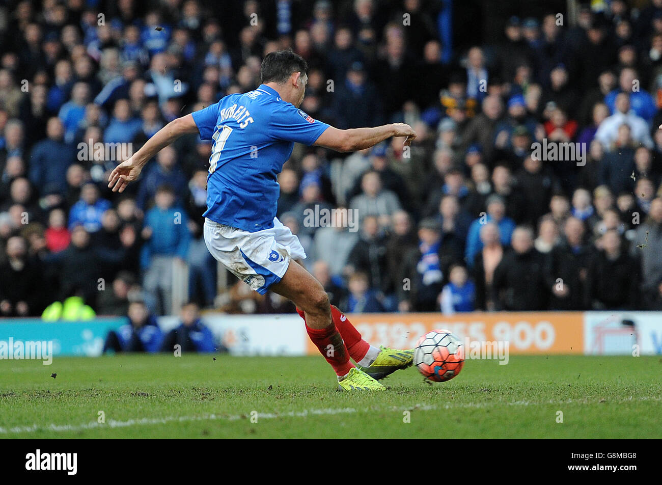 Gary Roberts, de Portsmouth, marque le but d'ouverture de son côté lors de la Emirates FA Cup, quatrième tour de match au parc de Fratton, Portsmouth. Banque D'Images