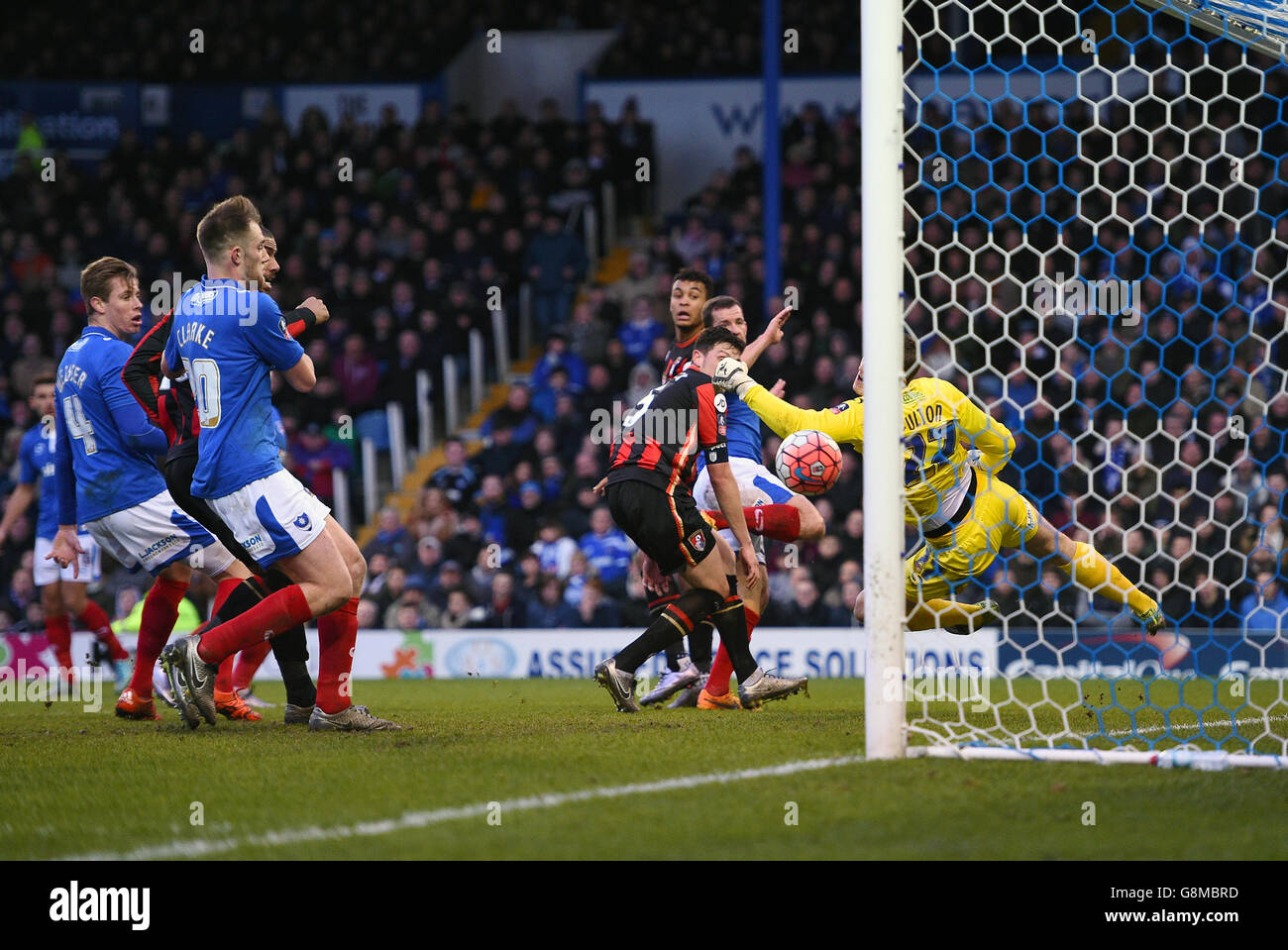 Portsmouth v AFC Bournemouth - Emirates FA Cup - Fourth Round - Fratton Park.Joshua King de Bournemouth marque son but d'ouverture lors de la Emirates FA Cup, quatrième match au Fratton Park, Portsmouth. Banque D'Images