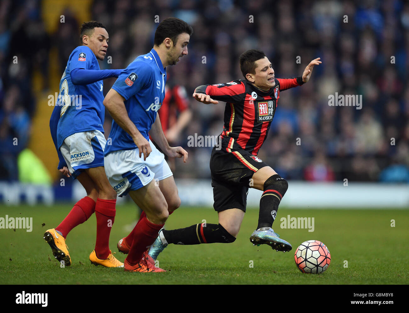 Juan Iturbe (à droite) de l'AFC Bournemouth lutte pour le ballon avec Enda Stevens (2e à gauche) de Portsmouth lors de la Emirates FA Cup, quatrième match rond au parc Fratton, Portsmouth. Banque D'Images