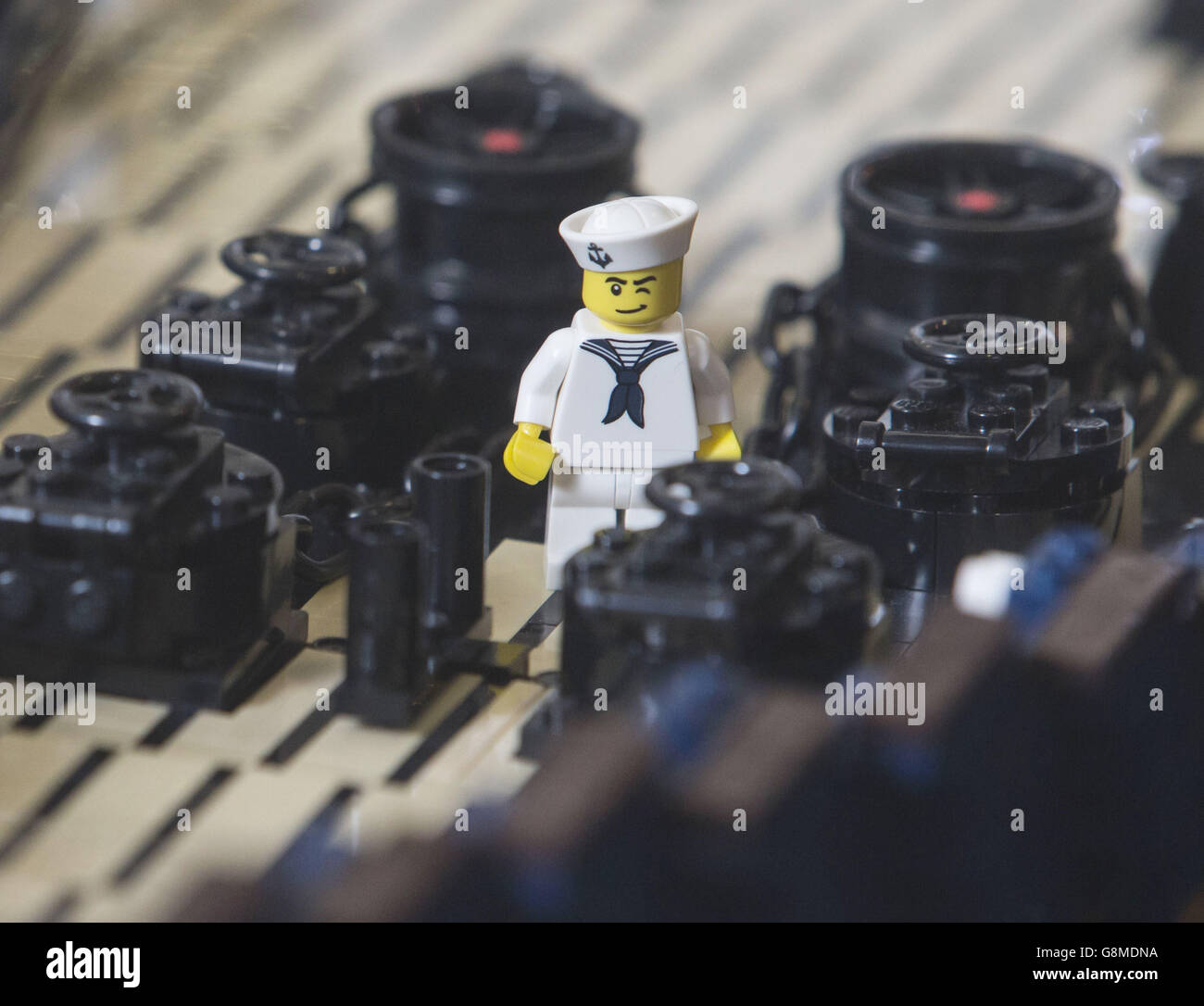 Une figure LEGO qui fait partie d'un modèle LEGO du Royal Yacht Britannia à Ocean terminal à Édimbourg, en Écosse. Banque D'Images