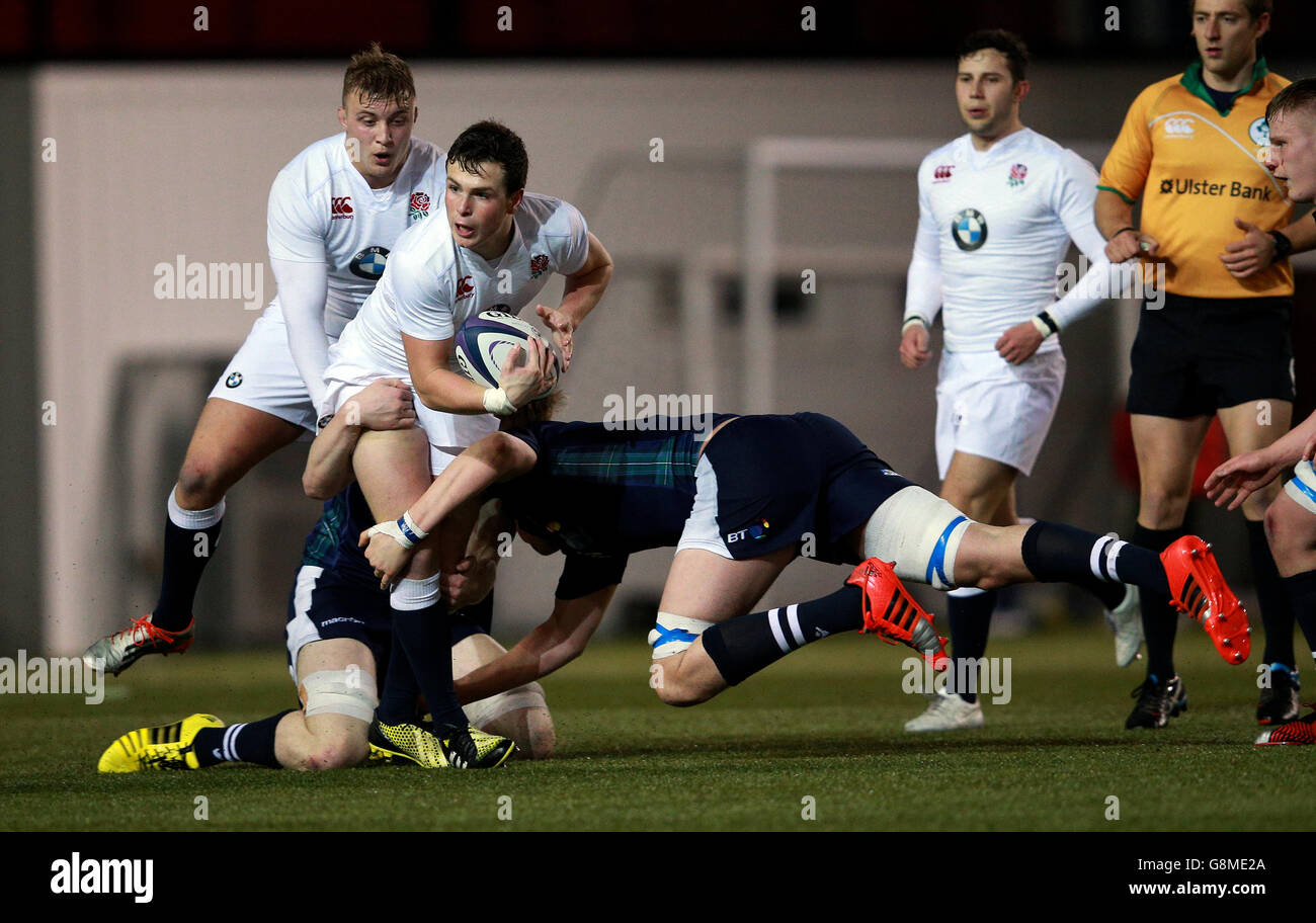 Le Joe Simmonds d'Angleterre est attaqué par Scott Cummings d'Écosse lors du match des six Nations des moins de 20 ans au Broadwood Stadium, Cumbernauld. Banque D'Images