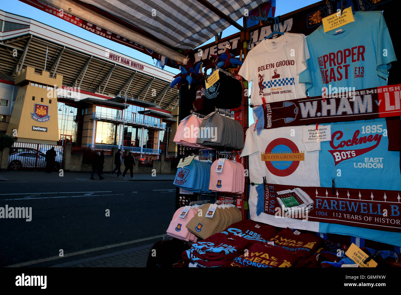 Marchandise en vente à l'extérieur du stade avant la coupe Emirates FA, quatrième match de replay à Upton Park, Londres. Banque D'Images