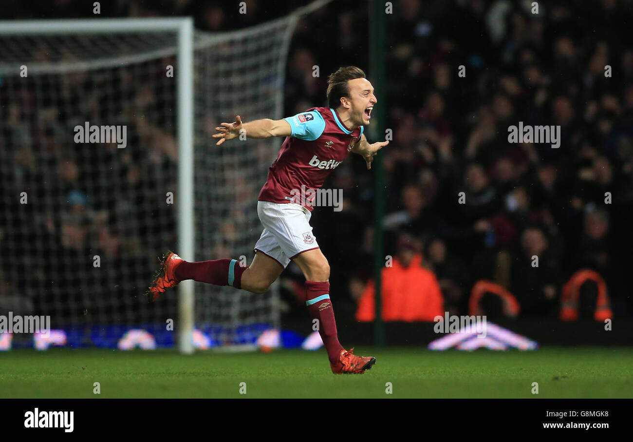 Mark Noble, de West Ham United, célèbre le deuxième but de son côté marqué par Angelo Ogbonna (non représenté) lors de la coupe Emirates FA, quatrième match de répétition à Upton Park, Londres. Banque D'Images