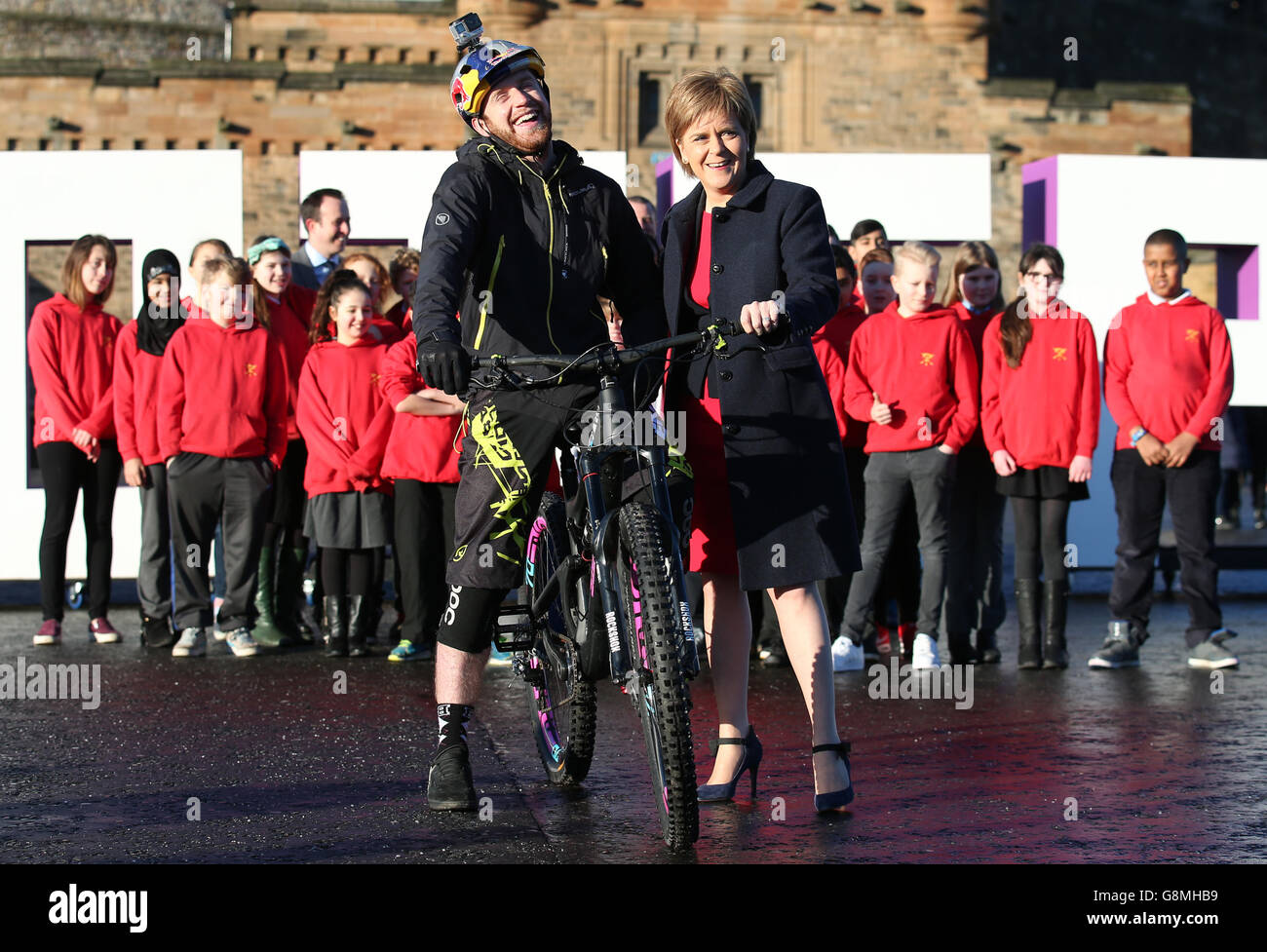 Danny MacAskill, pilote de vélo de cascades, avec le Premier ministre Nicola Sturgeon sur l'esplanade du château d'Édimbourg, alors que VisitScotland lance sa nouvelle campagne VisitScotland. Banque D'Images