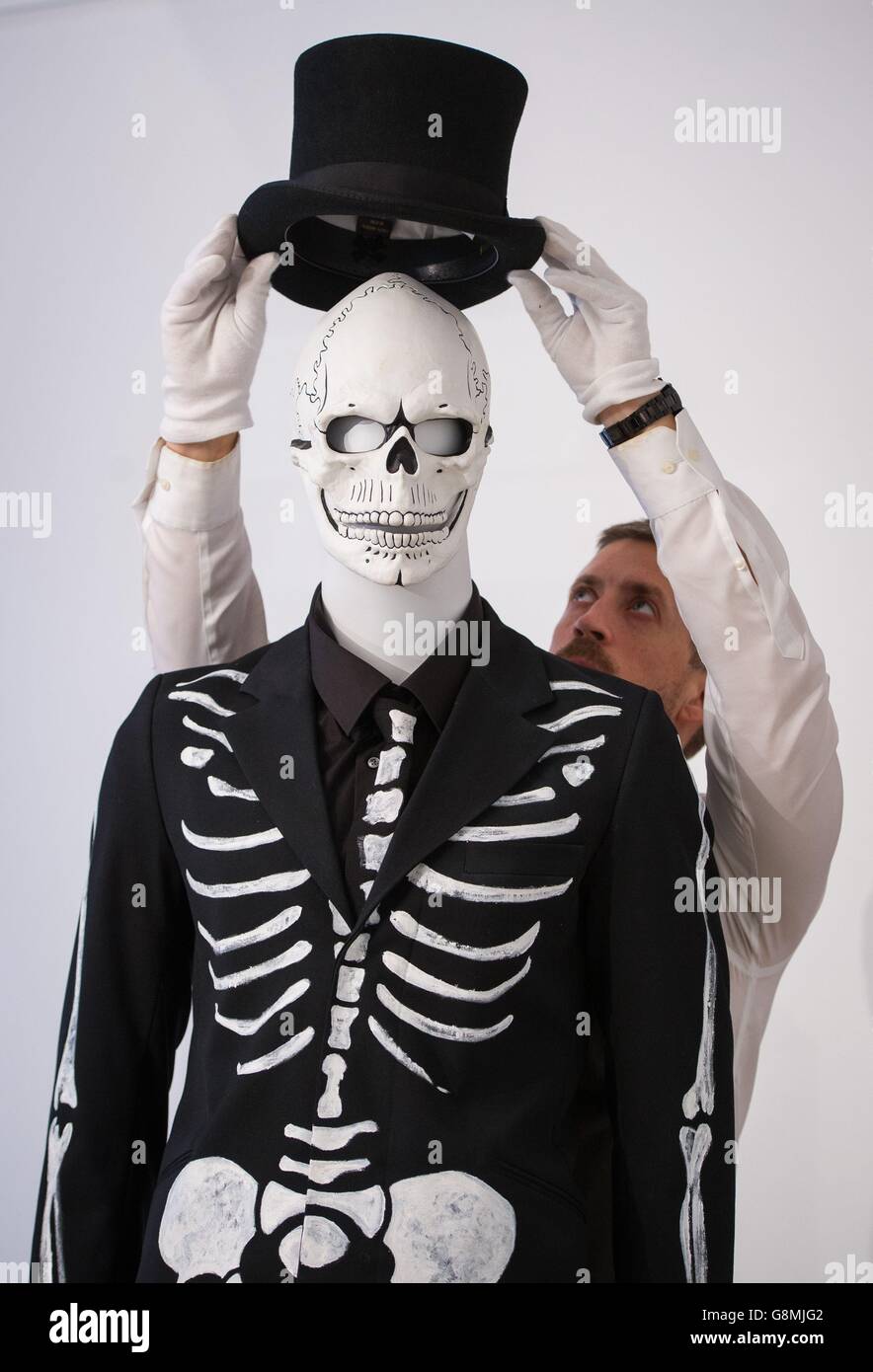 Un employé de Christies ajuste le costume de The Day of the Dead porté par Daniel Craig dans le film « Spectre » de James Bond, évalué à &Acirc ; 12,000 £ - '&Acirc ; 18,000 £, chez Christie's à Londres, Dans le cadre de leur vente de produits et souvenirs « James Bond Specter - The Auction » le 18 février, à l'aide de médecins sans frontières et d'autres fondations caritatives. Banque D'Images