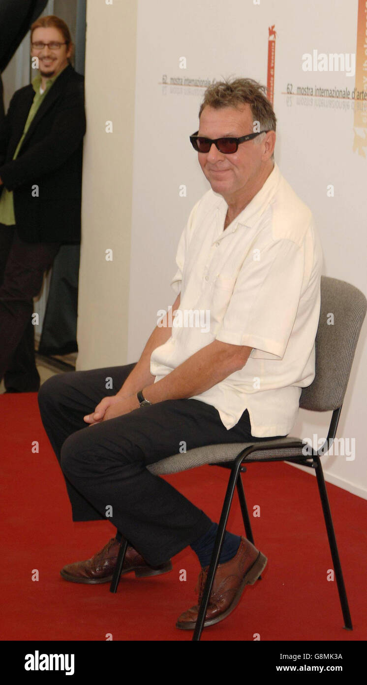 SORTIE AP. Le réalisateur Scott Derrickson regarde Tom Wilkinson, lors d'un photocall pour le nouveau film l'Exorcisme d'Emily Rose, au Palazzo del Casino, à Venise, Italie jeudi 1er septembre 2005, dans le cadre du 62e Festival du film de Venise. APPUYEZ SUR ASSOCIATION PHOTO. Le crédit photo devrait se lire : Ian West/PA. Banque D'Images