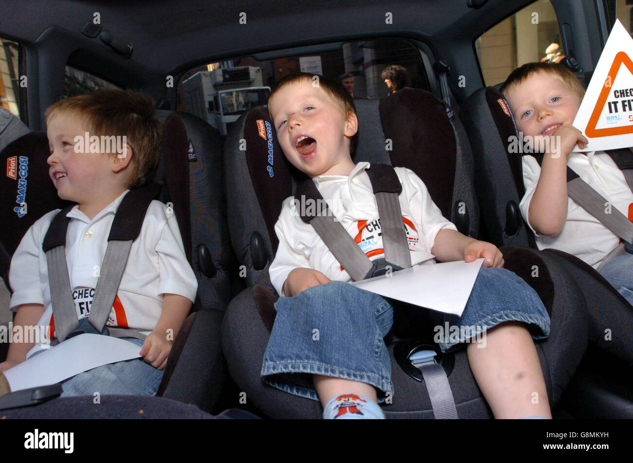 (De gauche) Matthew, Joseph et Michael McInerny, tous 3 et de Rathfarnham, sont attachés à l'arrière d'un SUV lors du lancement de l'initiative de tournée « Check IT Fits » par le National Saftey Executive, jeudi 1er septembre 2005, à Dublin, en Irlande. APPUYEZ SUR ASSOCIATION photo. Le crédit photo devrait se lire : Haydn West/PA Banque D'Images