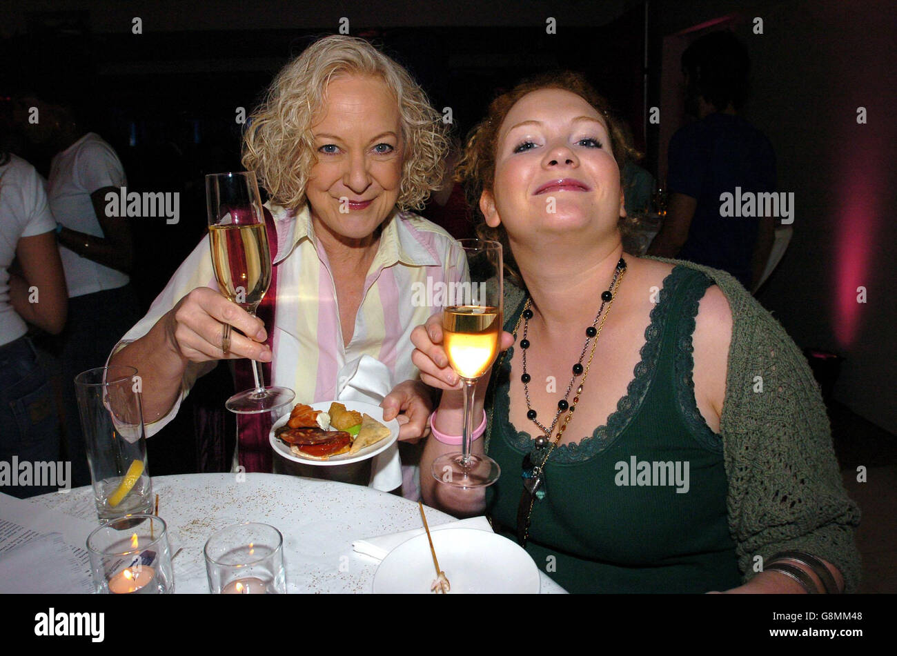 Les stars de la rue couronnement Susie Blake et Jennie McAlpine (à droite), apprécient les canapés et le champagne au lancement de TV3 pour célébrer sa nouvelle saison d'automne 2005, à l'hôtel Morrison, Dublin, Irlande, le jeudi 1er septembre 2005. APPUYEZ SUR ASSOCIATION photo. Le crédit photo devrait se lire : Haydn West/PA Banque D'Images