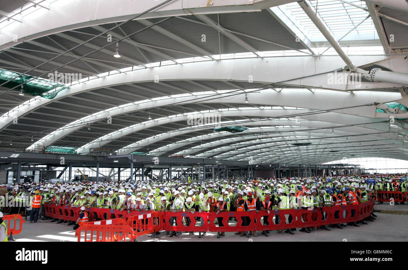 4.2 milliards de terminaux en posant une dalle de béton avec Mike Clasper, le directeur général de l'exploitant d'aéroport BAA, sur le plancher de départ. En vue de son ouverture en mars 2008, le T5 a été construit sur une ancienne usine de boues à l'extrémité ouest de l'aéroport à l'ouest de Londres. Voir PA Story AIR Heathrow. APPUYEZ SUR ASSOCIATION photo. Le crédit photo devrait se lire: Tim Ockenden/PA Banque D'Images