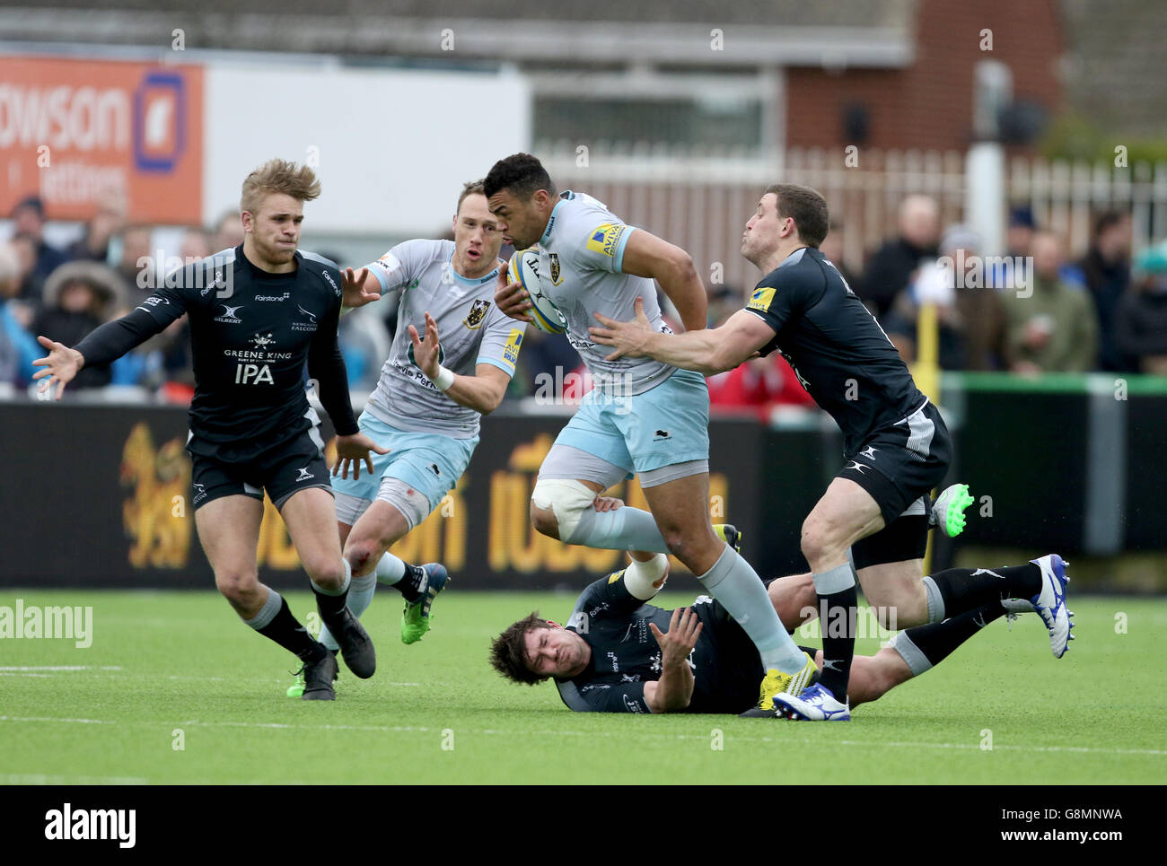 Northampton Saints Luther Burrell pousse à la défense contre les faucons lors du match Aviva Premiership à Kingston Park, Newcastle. Banque D'Images