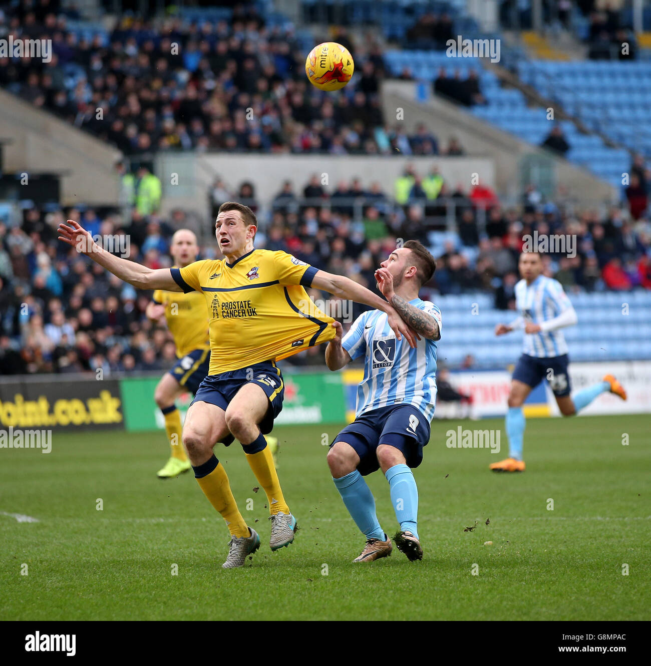 Adam Armstrong (à droite) de Coventry City et Murray Wallace de Scunthorpe United bataille pour le ballon Banque D'Images