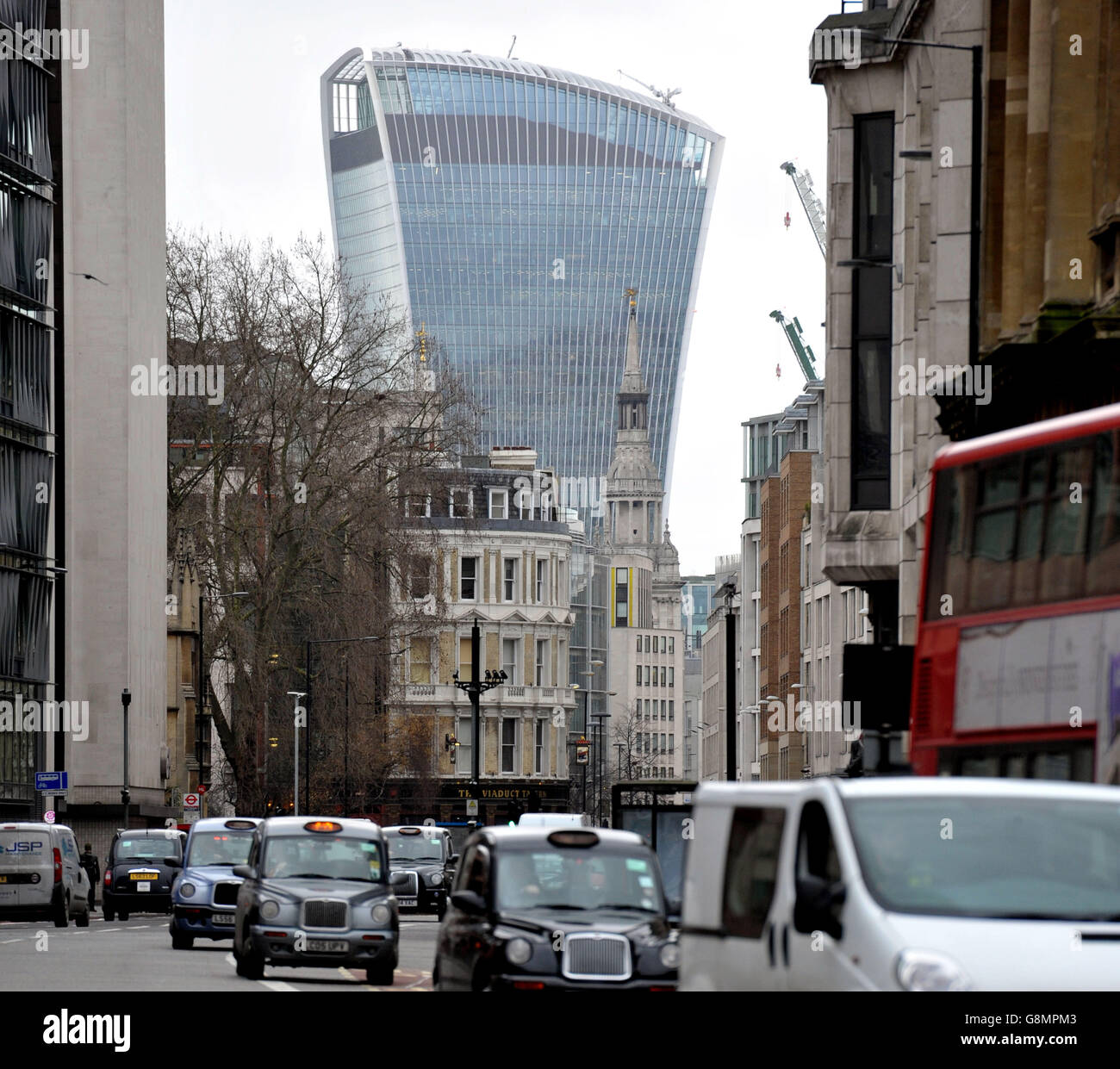 20 Fenchurch Street, un gratte-ciel commercial de Londres qui tire son nom de son adresse sur Fenchurch Street, dans le quartier financier de la City of London. Il a été surnommé « The Walkie-Talkie » en raison de sa forme distinctive. Banque D'Images