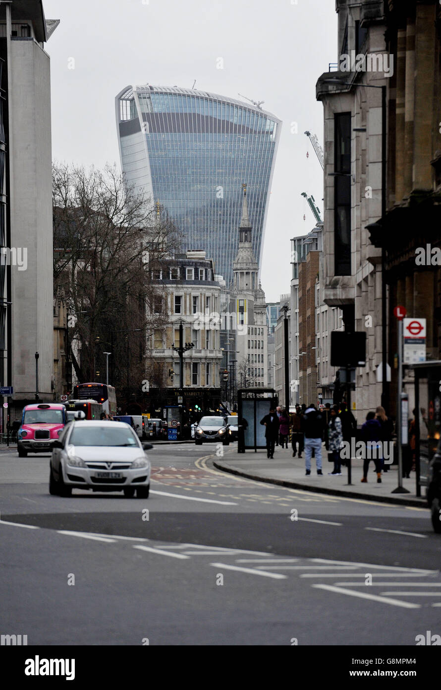 20 Fenchurch Street, un gratte-ciel commercial de Londres qui tire son nom de son adresse sur Fenchurch Street, dans le quartier financier de la City of London. Il a été surnommé « The Walkie-Talkie » en raison de sa forme distinctive. Banque D'Images