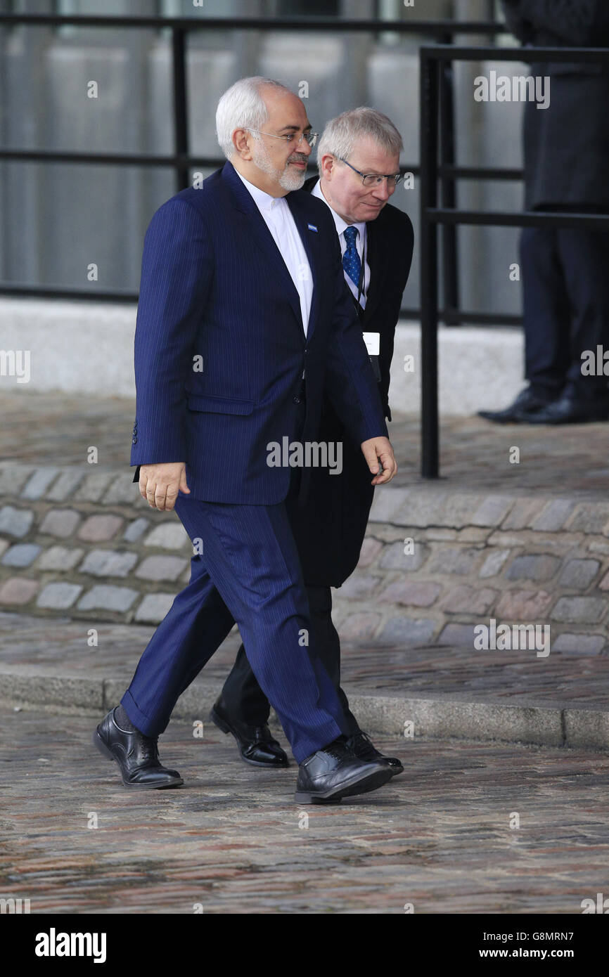 Le ministre iranien des Affaires étrangères Mohammad Javad Zarif (à gauche) marche avec Julian Evans, directeur du Protocole au Bureau des Affaires étrangères et du Commonwealth, alors qu’il arrive au Centre de conférences Queen Elizabeth II à Londres où les dirigeants mondiaux se réunissent pour des pourparlers sur la crise des réfugiés syriens. Banque D'Images