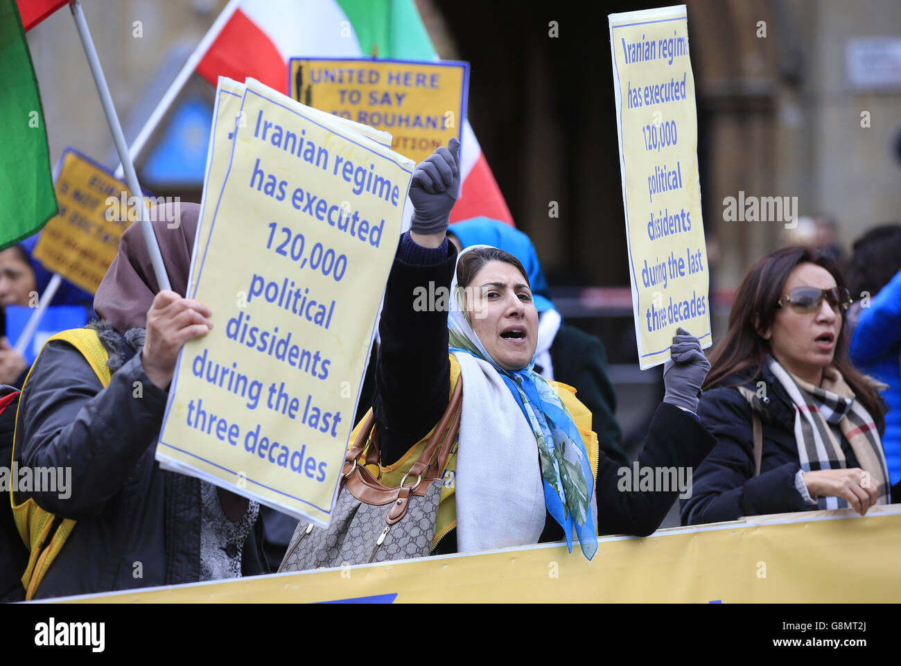 Des membres de la communauté anglo-iranienne protestent contre le régime iranien alors que le ministre iranien des Affaires étrangères Javad Zarif assiste à la conférence « Sporting Syria and the Region » au centre de conférence Queen Elizabeth II à Londres. Banque D'Images