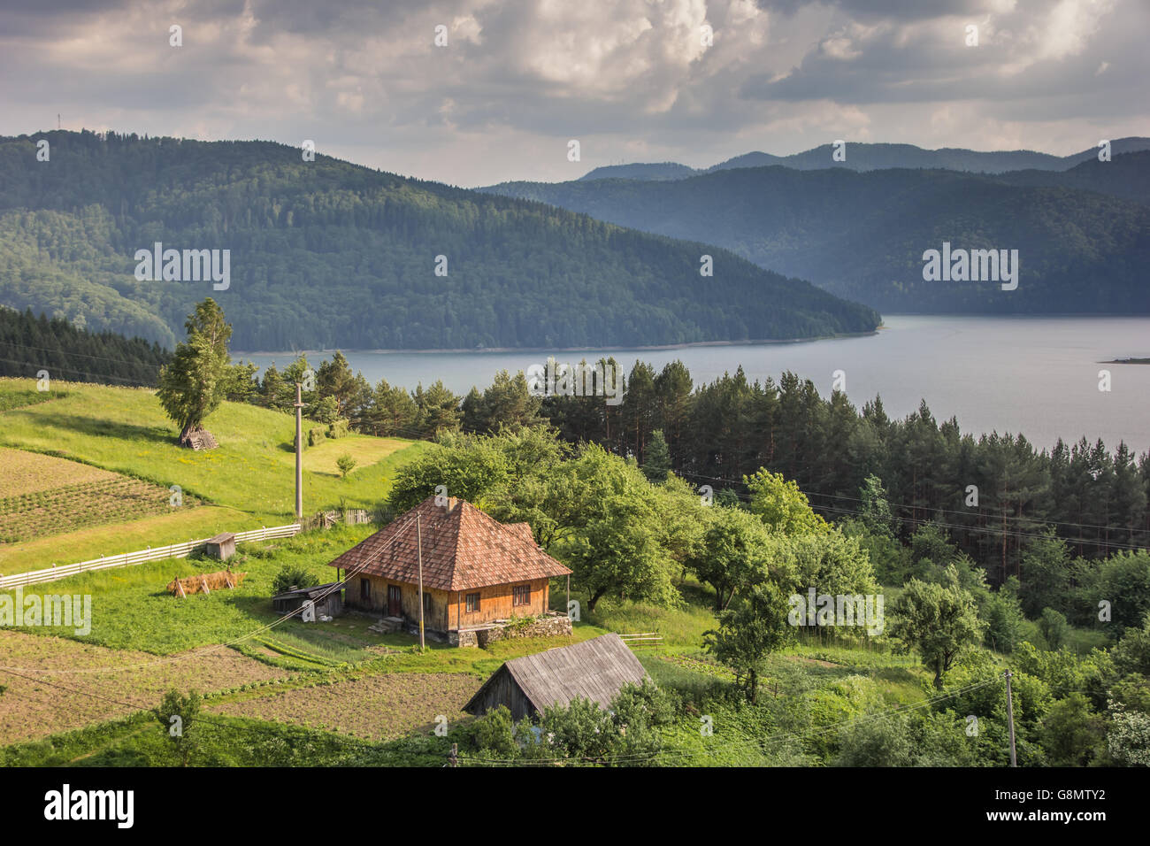 Petite maison sur le bord du lac de Piatra Neamt, Roumanie Banque D'Images