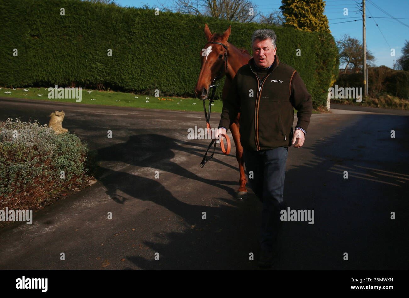 L'entraîneur Paul Nicholls avec Silviniaco Conti lors d'une visite d'écurie à Manor Farm stables, Ditcheat. Banque D'Images