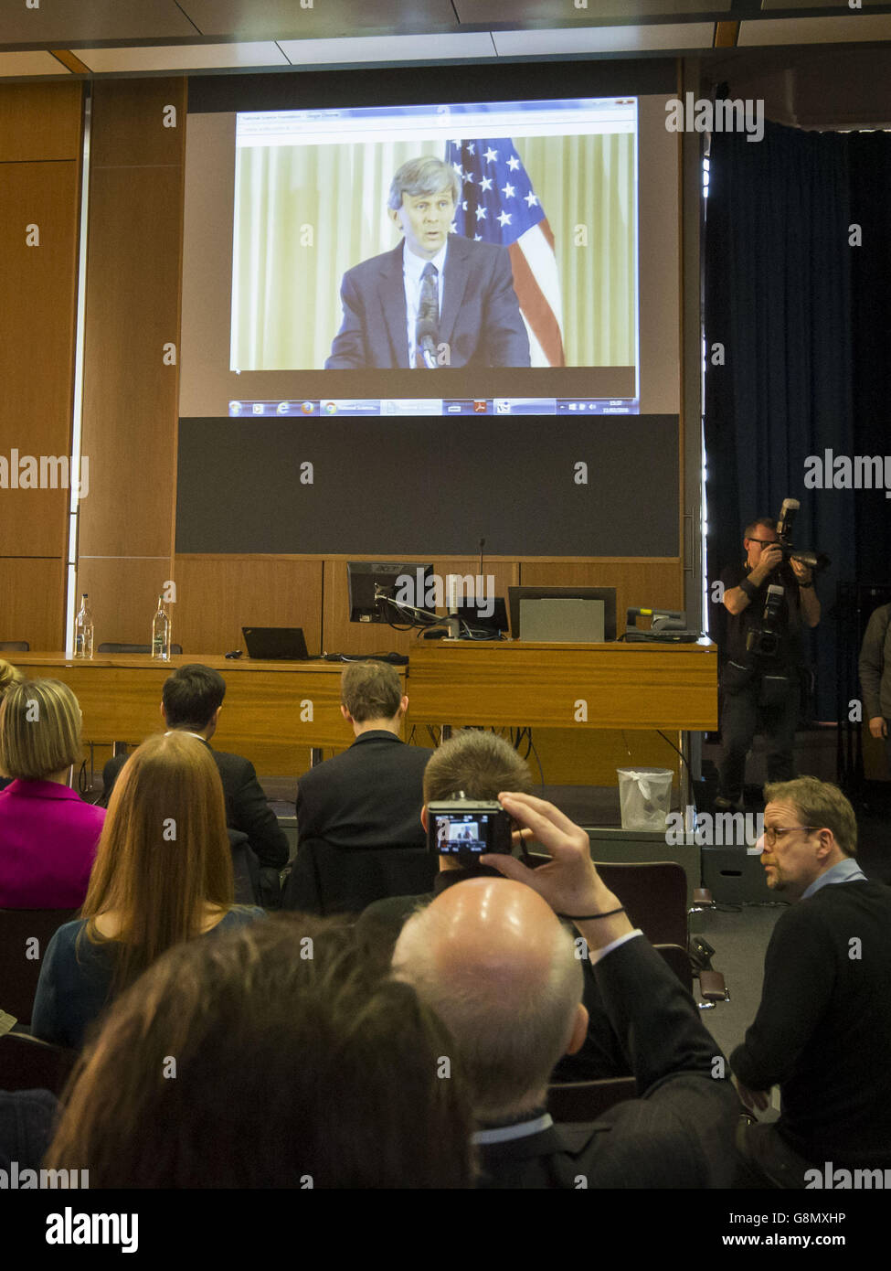 Les gens de l'université de Glasgow regardent une vidéo en direct reliée au National Press Club de Washington DC, États-Unis, comme il a annoncé des vagues de gravité - des ondulations dans l'espace - qui ont été détectées par les scientifiques un siècle après Albert Einstein prédit leur existence. Banque D'Images