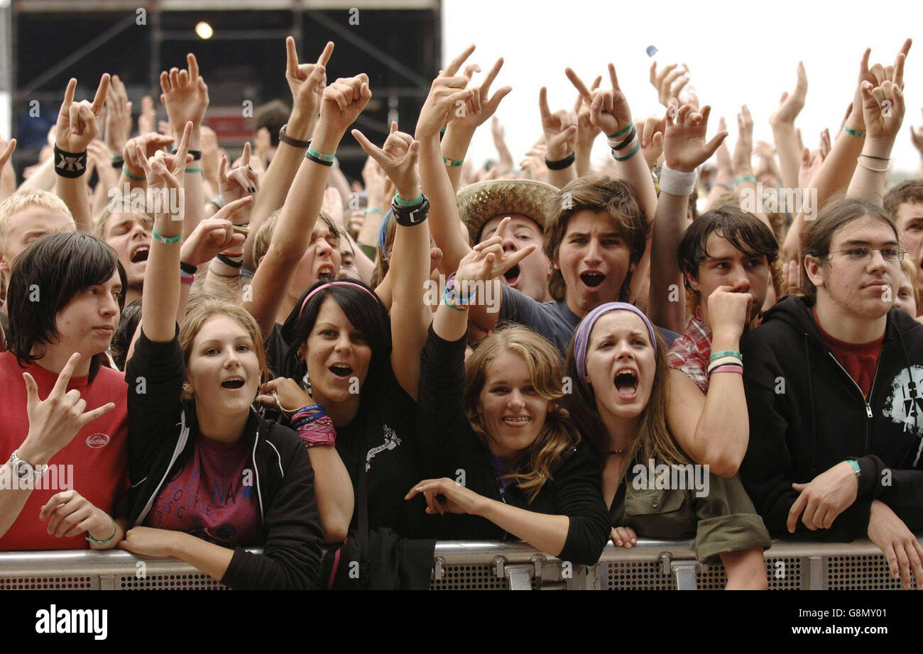 La foule regardant Biffy Clyro jouer sur la scène principale au Festival de lecture, samedi 27 août 2005. APPUYEZ SUR ASSOCIATION photo. Le crédit photo devrait se lire: Yui Mok/PA Banque D'Images