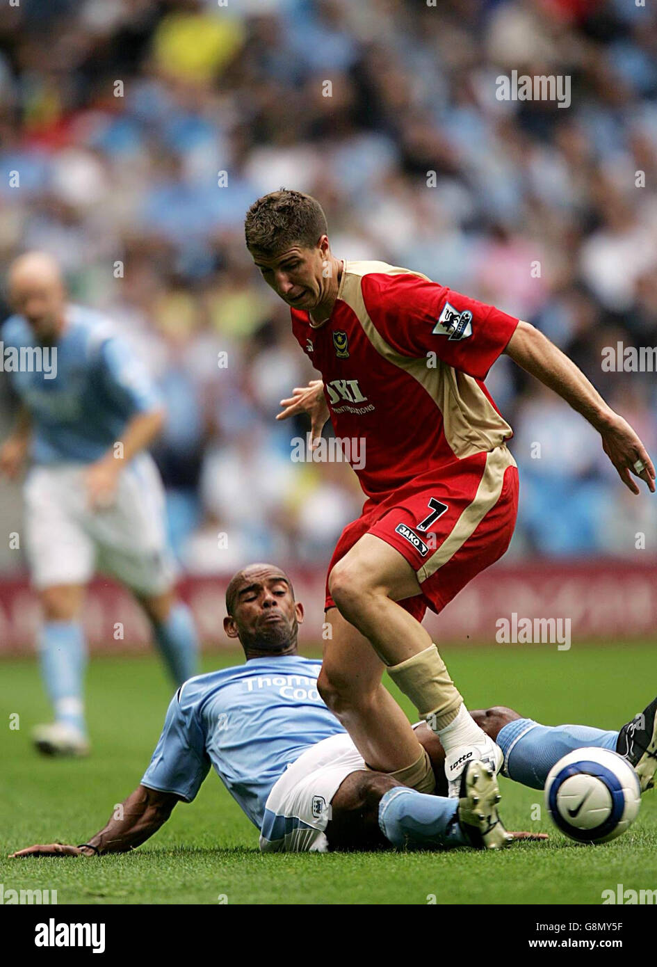 Trevor Sinclair (L) de Manchester City glisse pour s'attaquer à Gregory Vignal de Portsmouth lors du match FA Barclays Premiership au City of Manchester Stadium, Manchester, le samedi 27 août 2005.APPUYEZ SUR ASSOCIATION photo.Le crédit photo devrait se lire : David Davies/PA. Banque D'Images