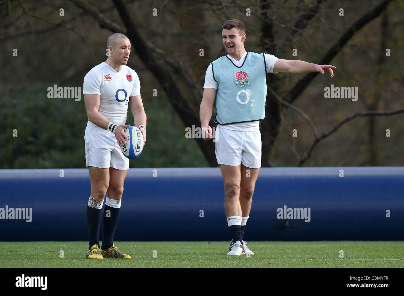 Ollie Devoto en Angleterre (à droite) et Mike Brown en Angleterre lors de la séance d'entraînement au parc Pennyhill, à Bagshot. Banque D'Images