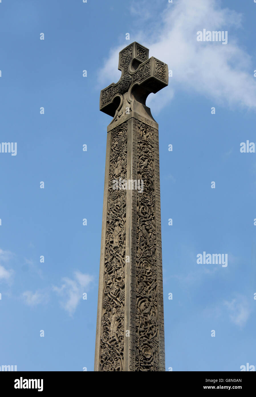 Croix celtique médiévale, l'abbaye de Whitby, North Yorkshire, Angleterre. Banque D'Images