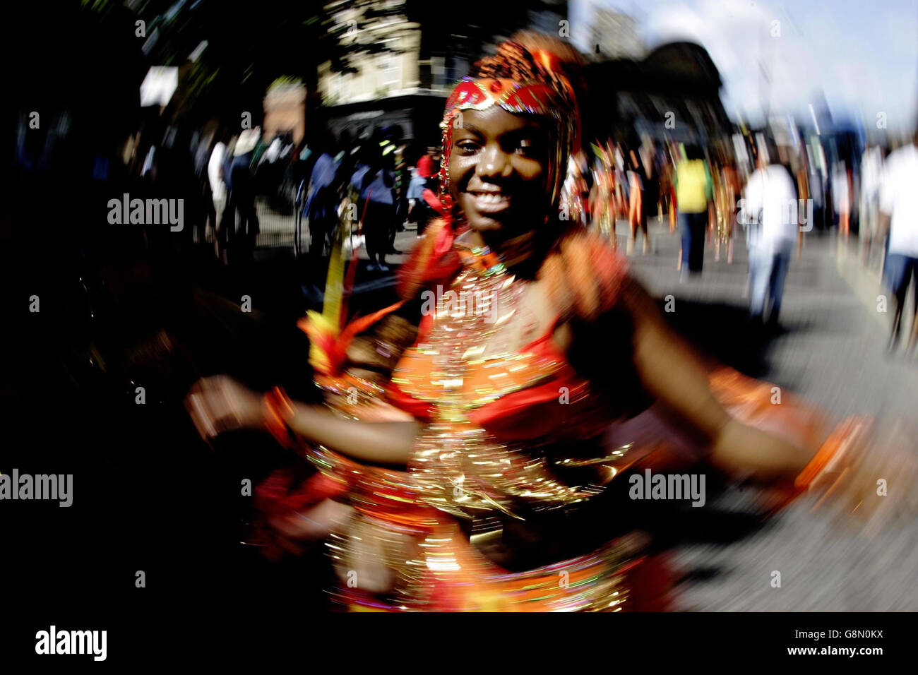 Les enfants participent au Carnaval de Notting Hill le dimanche 28 août 2005. Des centaines de milliers de fêtards appréciaient le soleil glorieux le jour du carnaval des enfants alors que la procession des chars fans de masse et des groupes de champ a commencé. Environ 80 flotteurs étaient en procession cet après-midi, chacun dynamiant un système sonore ou suivi d'un groupe et des dizaines de danseurs en magnifiques costumes multicolores, décorés de plumes et de paillettes. Voir PA Story ARTS Carnival. APPUYEZ SUR ASSOCIATION photo. Le crédit photo devrait se lire : Andrew Parsons/PA Banque D'Images