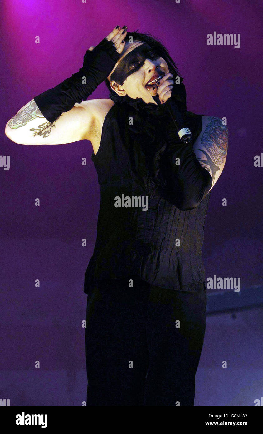 PAS DE MERCHANDISING: Marilyn Manson en train de jouer sur la scène principale au Festival de lecture, dimanche 28 août 2005. APPUYEZ SUR ASSOCIATION photo. Crédit photo devrait lire: Yui Mok / PA Banque D'Images