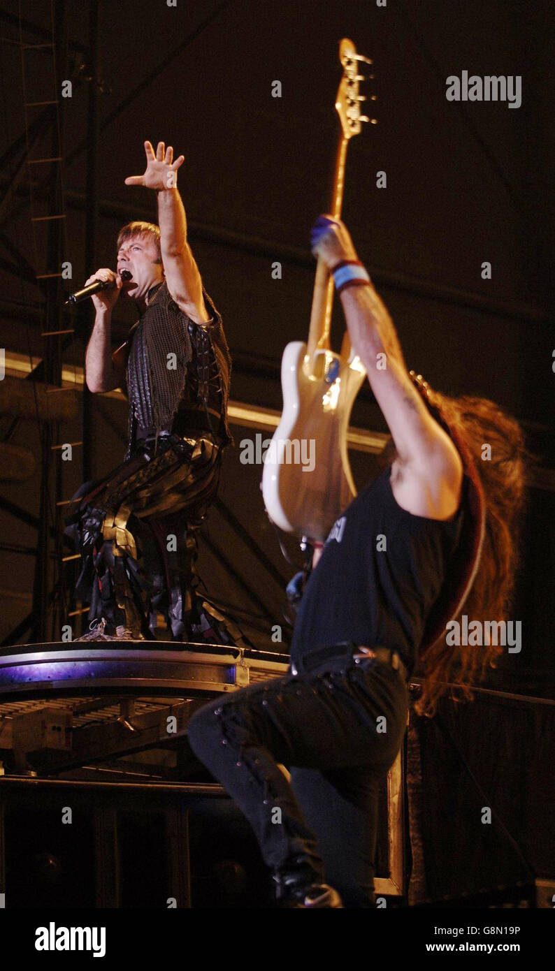 PAS DE MERCHANDISING : Iron Maiden en train de jouer sur la scène principale au Reading Festival, dimanche 28 août 2005. APPUYEZ SUR ASSOCIATION photo. Le crédit photo devrait se lire: Yui Mok/PA Banque D'Images