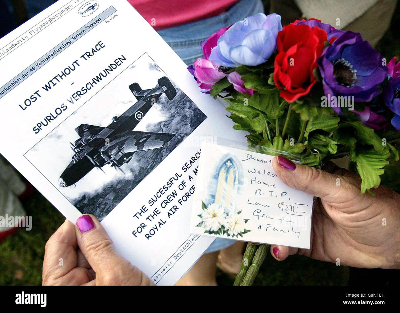 Une brochure et un bouquet de fleurs ont lieu à un nouveau monument commémoratif près d'Annaburg, en Allemagne, le mercredi 31 2005 août, où les amis et la famille des sept membres de l'équipage qui sont morts après l'accident de leur bombardier d'Halifax sur le site en mars 1944, lors de la deuxième Guerre mondiale. Voir PA Story FUNÉRAIRES. APPUYEZ SUR ASSOCIATION photo. Le crédit photo devrait se lire comme suit : Gareth Fuller/PA Banque D'Images