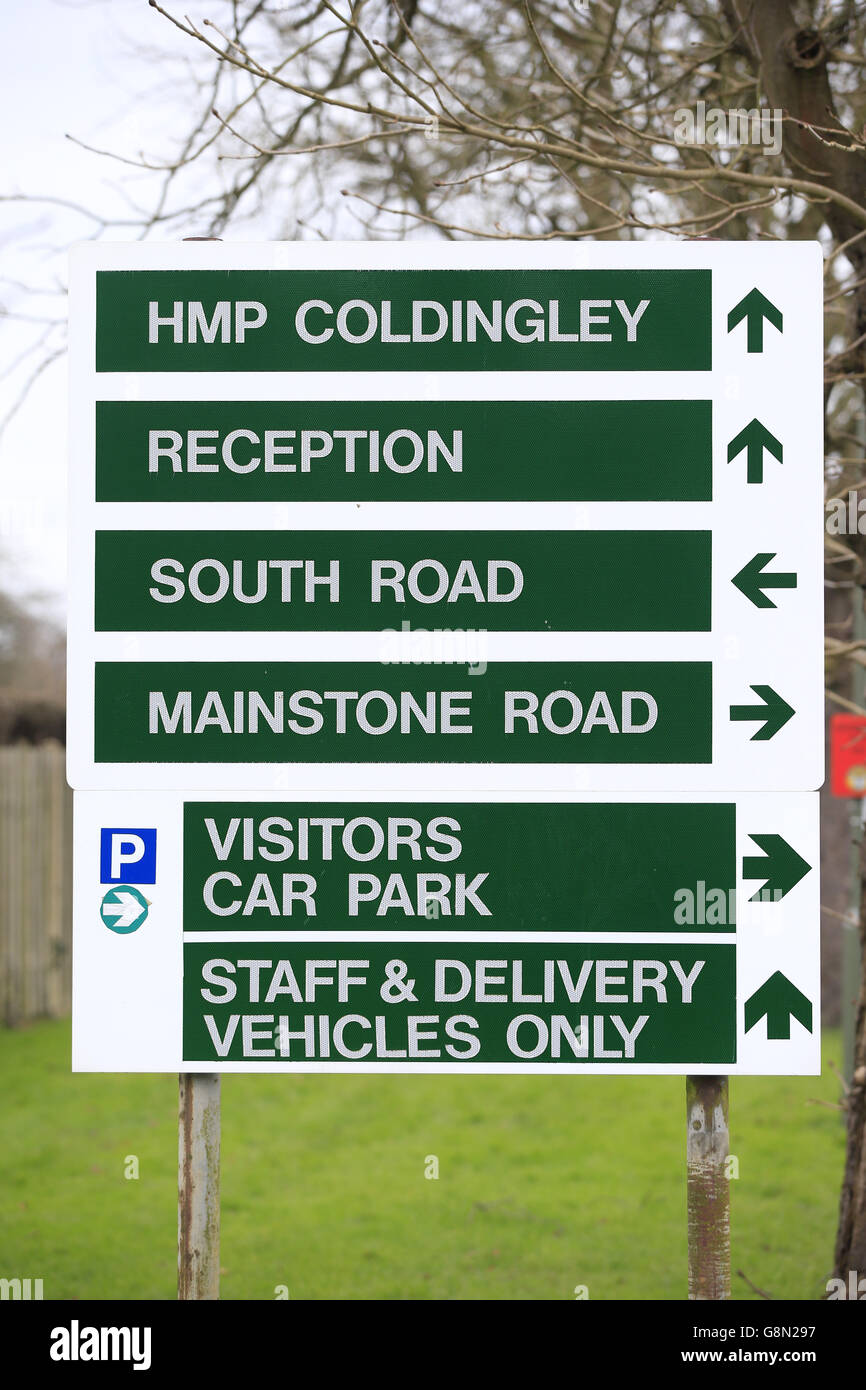 Un panneau à l'entrée du HMP Coldingley, une prison de formation de catégorie C à Bisley, Surrey. Banque D'Images