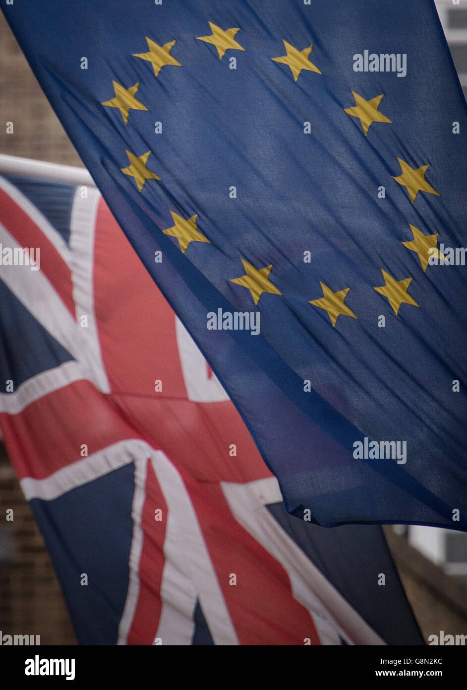 Les drapeaux de l'UE et du Royaume-Uni survolent les bureaux de la Commission européenne à Westminster, Londres. David Cameron fait des efforts finaux pour soutenir les réformes de l'Union européenne qu'il propose avant un sommet de crise. Banque D'Images