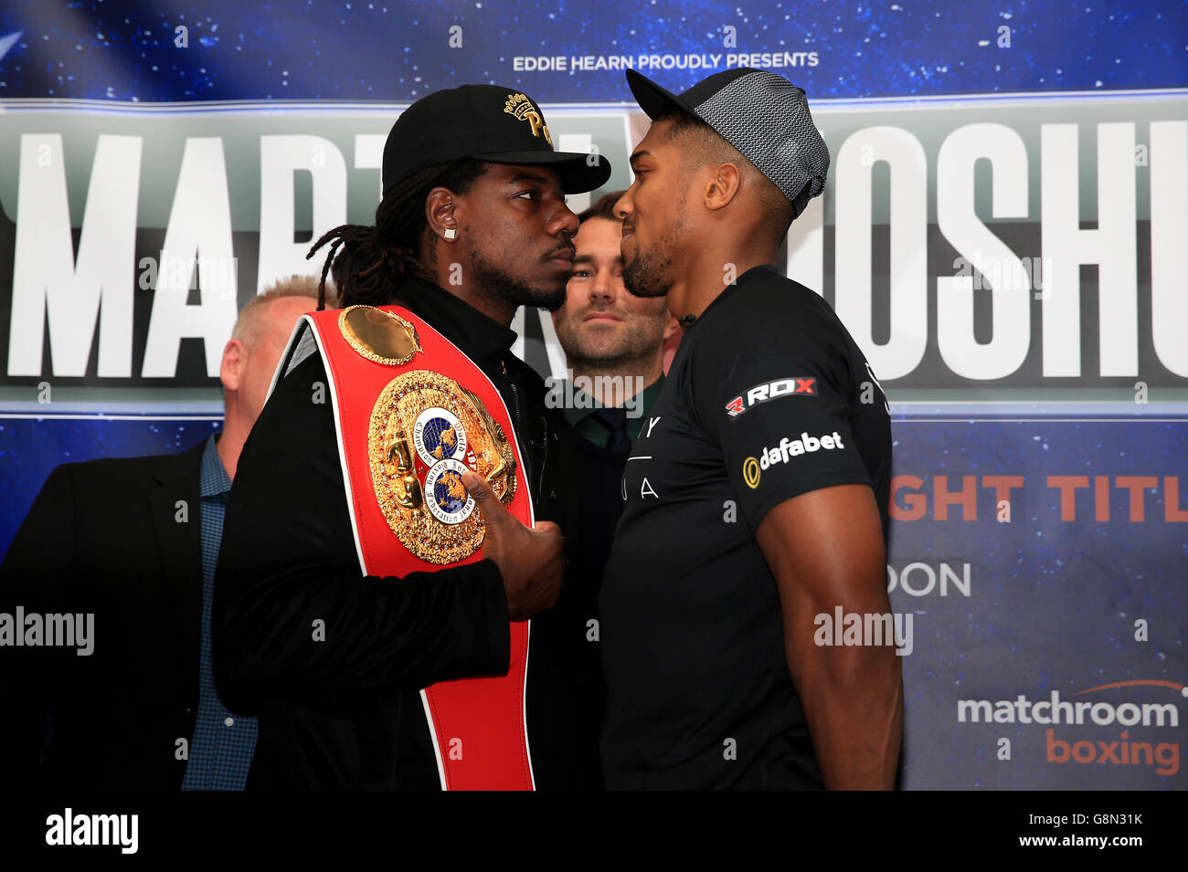 Charles Martin (à gauche) et Anthony Joshua MBE (à droite) lors de la conférence de presse à l'hôtel Dorchester, Londres. Banque D'Images