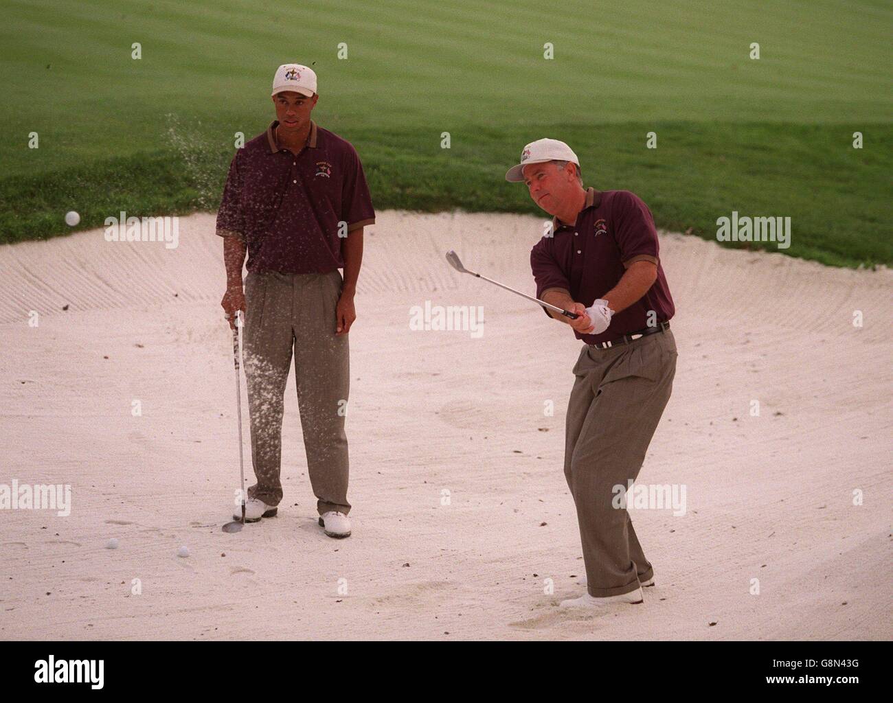 USA Tiger Woods (à gauche) regarde Mark O'Meara (à droite) coéquipier du bunker sur le quatrième trou Banque D'Images