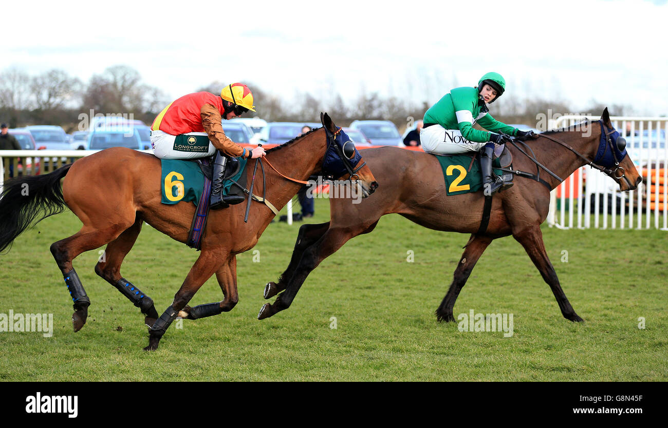 Gamain (à gauche), accompagné du jockey Kielan Woods et du Yob italien, accompagné du jockey Lizzie Kelly, lors du tournoi Tim Barclay Memorial Handicap Chase (qualificateur de la finale de la série Challenger Middle distance Chase) au champ de courses de Fakenham, Fakenham. Banque D'Images