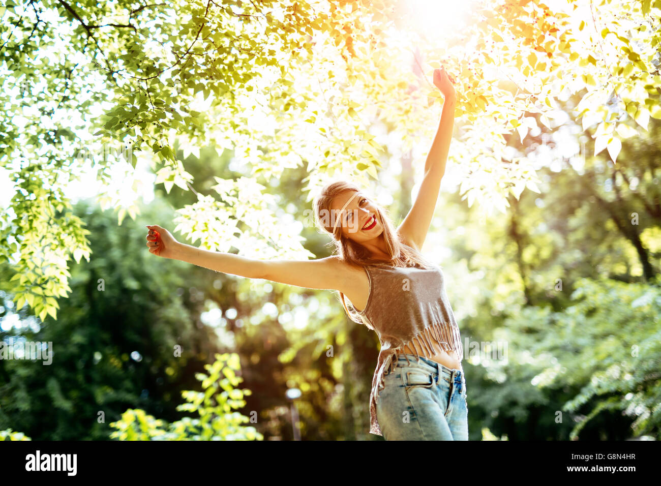 Beautiful happy hippie blonde dans la nature Banque D'Images