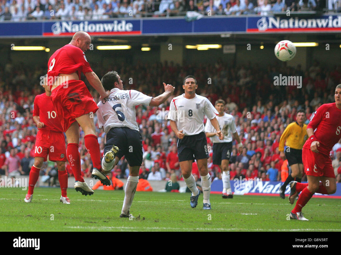 John Hartson, pays de Galles, voit sa première moitié de tête sauvée par Le gardien de but de l'Angleterre Paul Robinson Banque D'Images