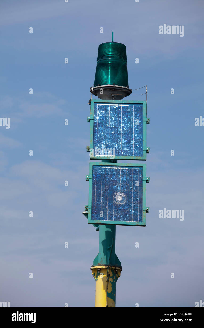 Un témoin vert et des panneaux solaires sur un poteau, feu de navigation, d'aides à la navigation, Międzyzdroje beach resort, l'île de Wolin, Misdroy Banque D'Images