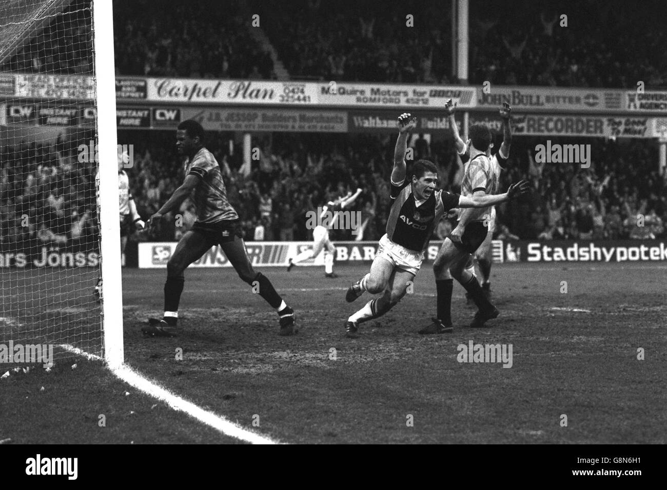 West Ham United v Portsmouth - Barclays League Division One - Upton Park.Tony Cotee célèbre après avoir obtenu un but pour West Ham United dans le Barclays League Division One Match contre Portsmouth à Upton Park. Banque D'Images