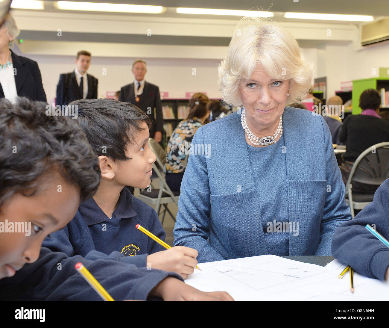 La duchesse de Cornouailles avec des enfants dessinant leurs propres livres d'histoire de type caricature lors d'une visite à la Islington Central Library, Londres. Banque D'Images