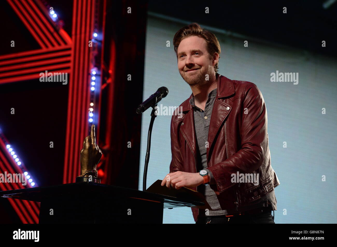 Ricky Wilson présente le Best British Band Award sur scène lors des NME Awards 2016 avec Austin, Texas, à l'O2 Brixton Academy, Londres. APPUYEZ SUR ASSOCIATION photo. Date de la photo: Mercredi 17 février 2016. Voir PA Story SHOWBIZ NME. Le crédit photo devrait indiquer : PA Wire Banque D'Images