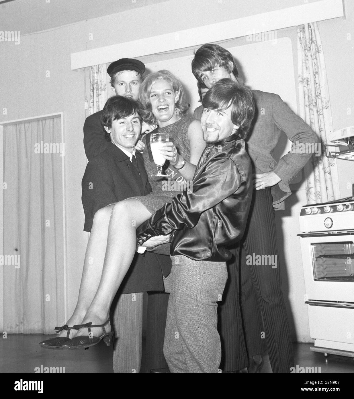 Les Hollies, un groupe pop de Manchester, souhaitent un bon voyage à Pamela Cox, 18 ans, de Middleton, avant de quitter le National Dairy Center de Londres pour une tournée nord-américaine. Pamela a été choisie parmi 6,000 filles comme la reine laitière 1966 de l'Angleterre et du pays de Galles. Banque D'Images