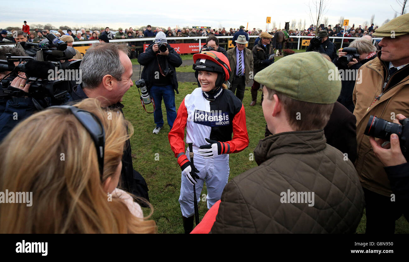 Jockey Victoria Pendleton avant sa course à Fakenham Racecourse, Fakenham. APPUYEZ SUR ASSOCIATION photo. Date de la photo : vendredi 19 février 2016. Voir PA Story RACING Fakenham. Le crédit photo devrait être le suivant : Nigel French/PA Wire Banque D'Images