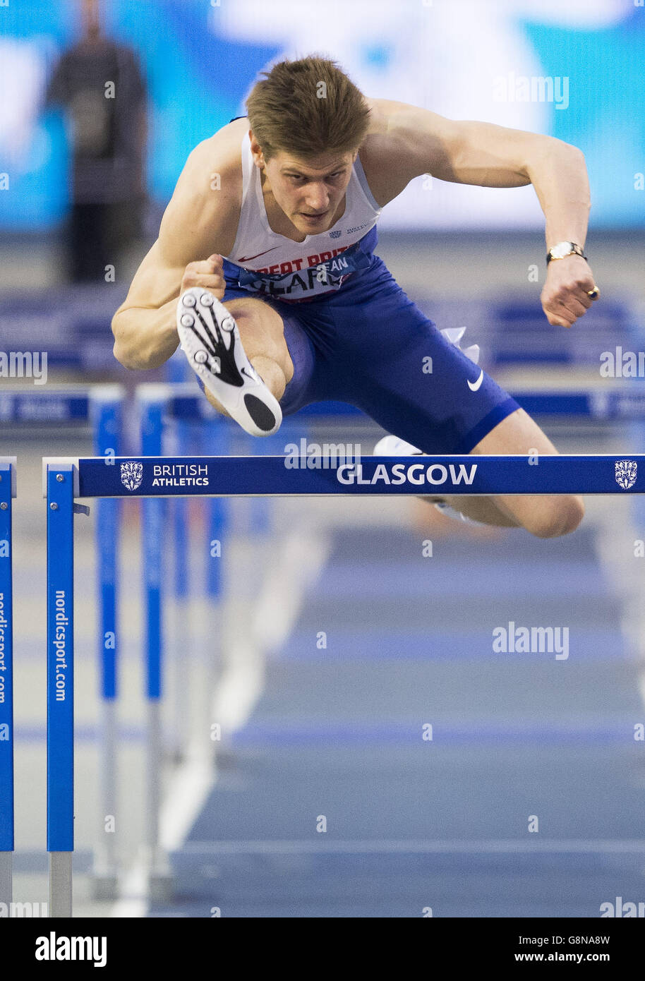 Lawrence Clarke, en Grande-Bretagne, en course à la finale des 60 m haies de Mens pendant le Grand Prix intérieur de Glasgow à l'Emirates Arena, Glasgow. Banque D'Images