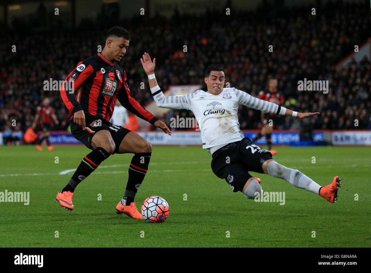 Joshua King (à gauche) de l'AFC Bournemouth et Ramiro Funes Mori d'Everton se battent pour le ballon lors de la Emirates FA Cup, cinquième match au stade Vitality, à Bournemouth. Banque D'Images