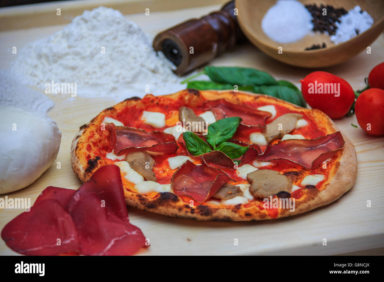 Pizza italienne typique faite avec des ingrédients frais et authentique restaurant Eden Valtellina Lombardie Sondrio Italie Europe Banque D'Images