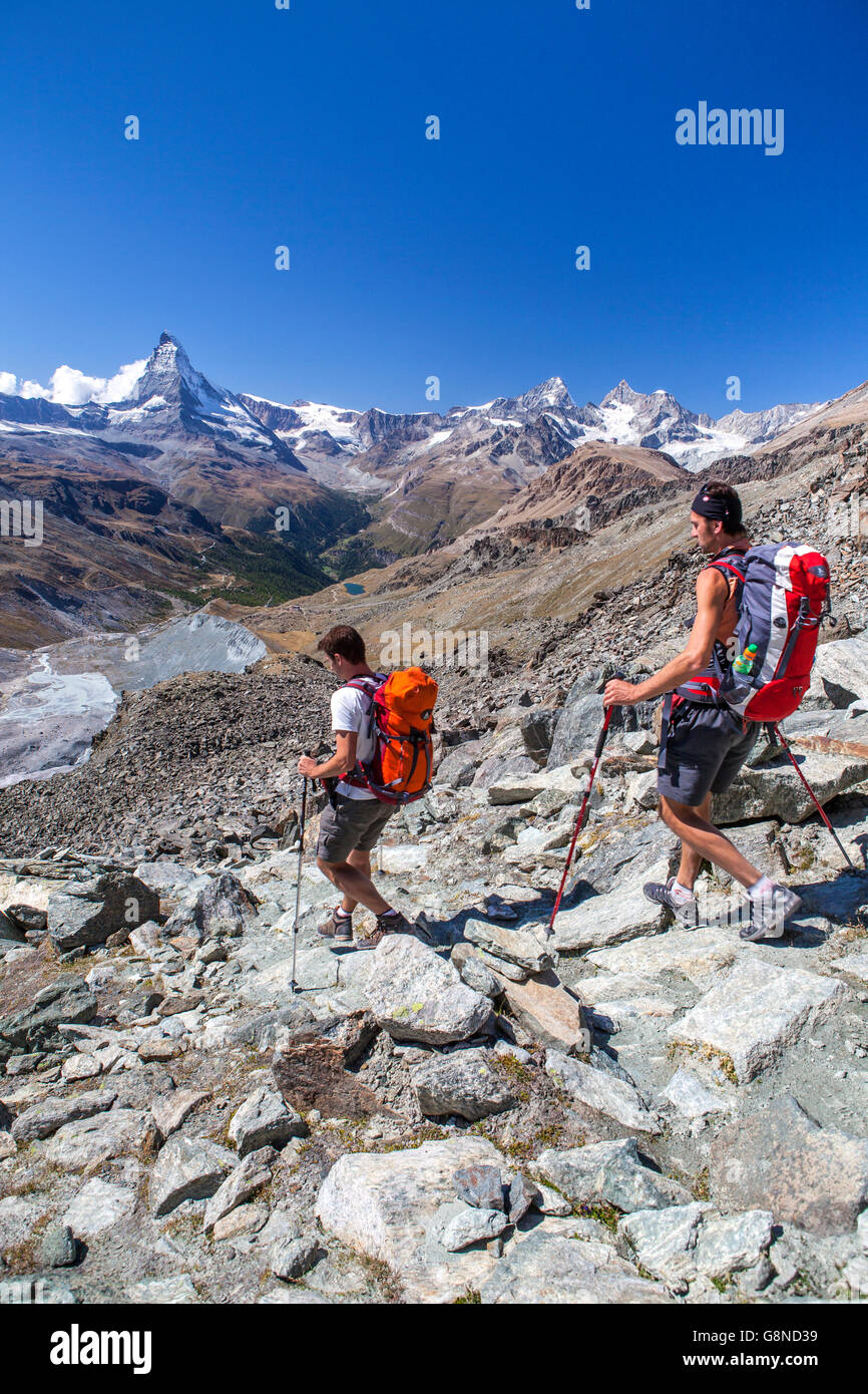 Les randonneurs se dirigent vers le Mont Cervin Zermatt Canton du Valais Alpes Pennines Suisse Europe Banque D'Images
