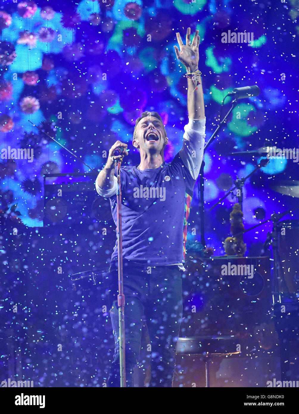 Chris Martin de Coldplay se produit sur scène lors des Brit Awards 2016 à l'O2 Arena de Londres. Banque D'Images